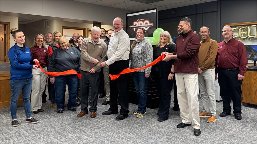Moundrige Ribbon Cutting
